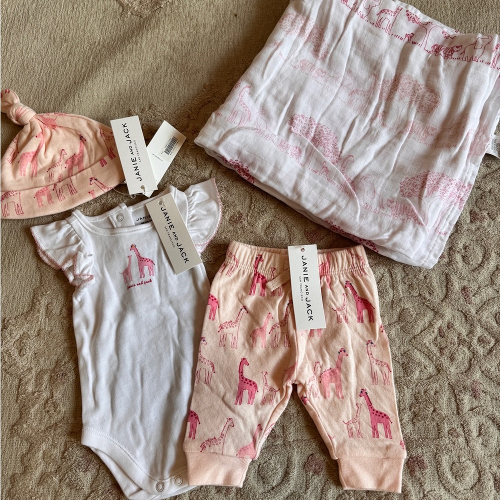 Janie and Jack Pale Pink Giraffe Baby Set NWT NB Newborn with Swaddle